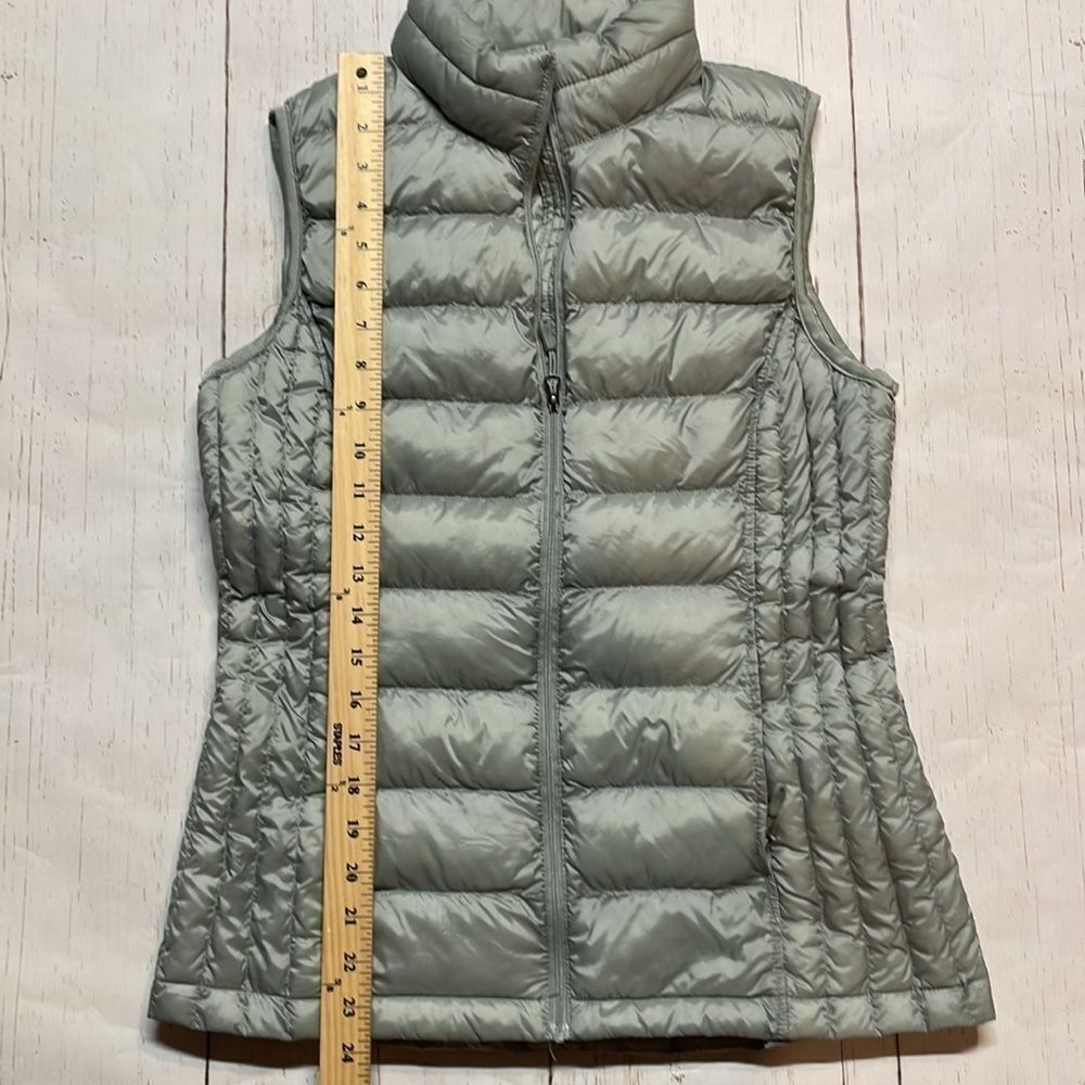 32 degree heat woman’s light gray packable vest. Size S - Picture 4 of 7